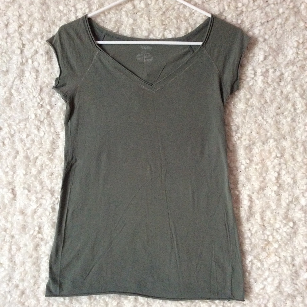 💥3 for $20💥 Dark olive green v-neck tee